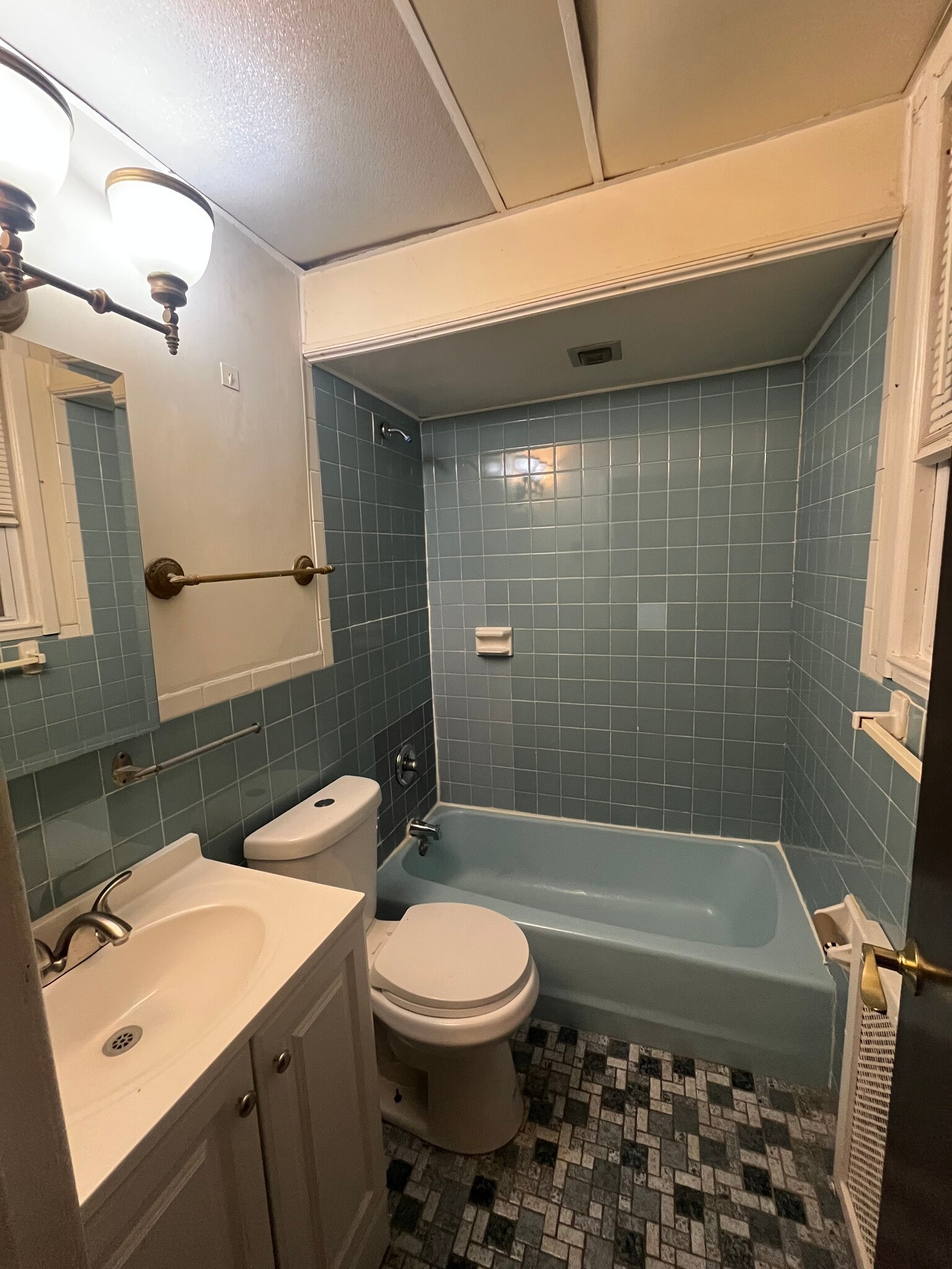 Building Photo - 577 Tremont Ave