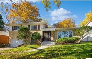 Building Photo - 812 S School St