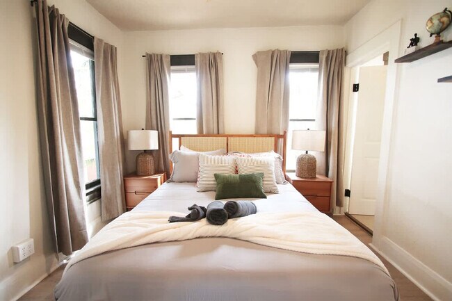 Building Photo - 102 W Emma St