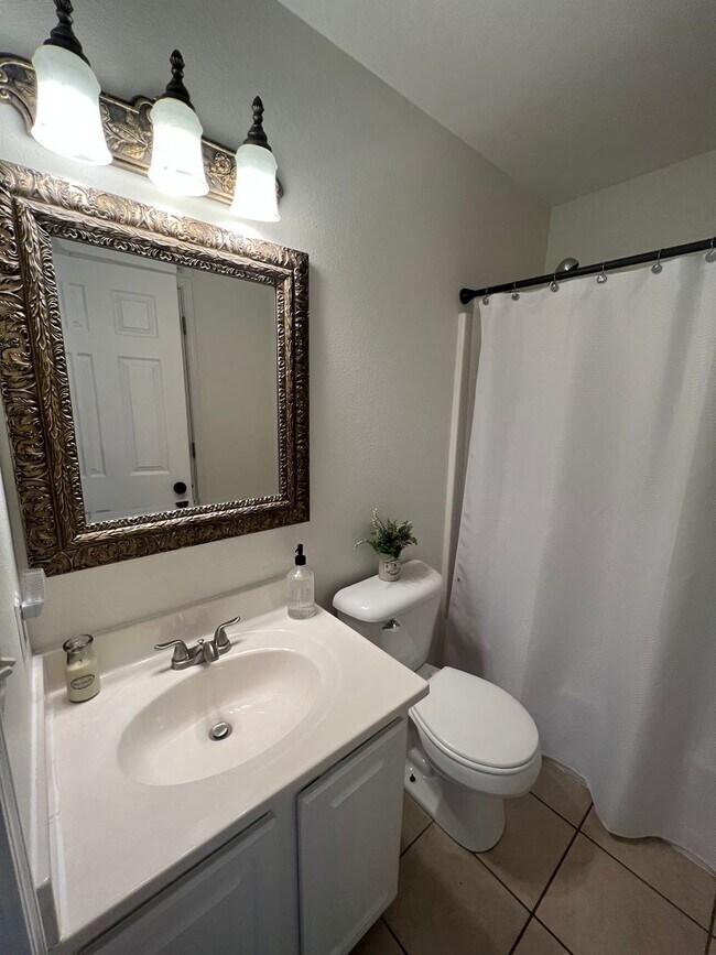 Building Photo - Adorable 3 Bedroom property with a sunroom...