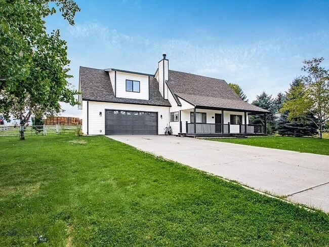 Building Photo - Cute House, Large Yard