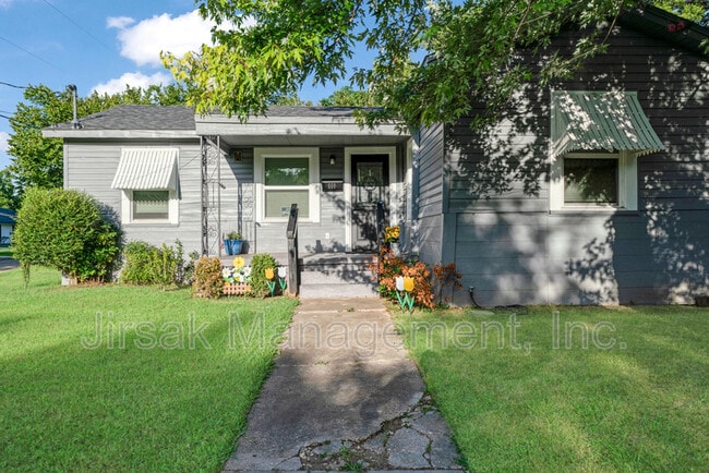 Building Photo - 660 16th St SE