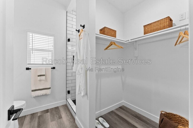 Building Photo - 832 Desty St