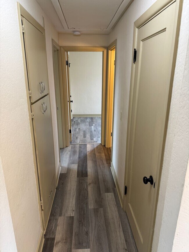 Building Photo - Updated 2 bedroom 1 bath house in Eugene!