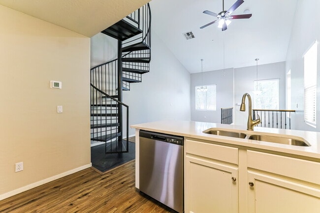 Building Photo - 163 W Tremaine Ct