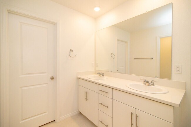 Building Photo - Brand New 3 Bed / 3 Bath Townhome In River...