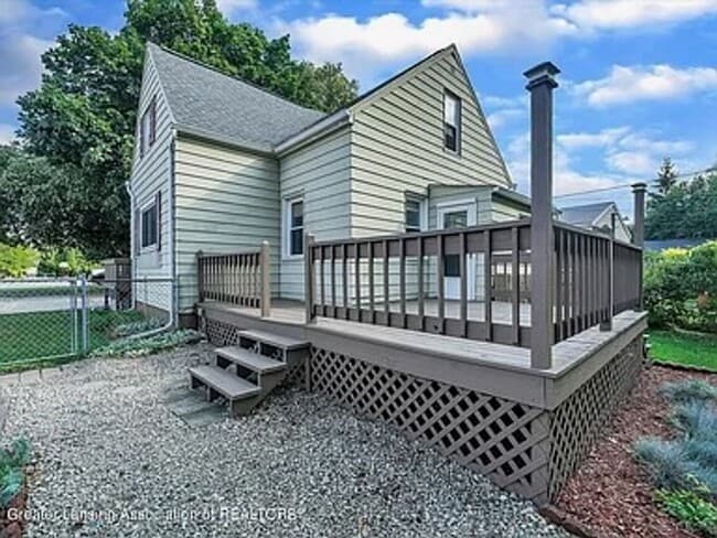 Building Photo - Move-In Ready 3 Bed, 2 Bath in Lansing (Section 8 Approved)