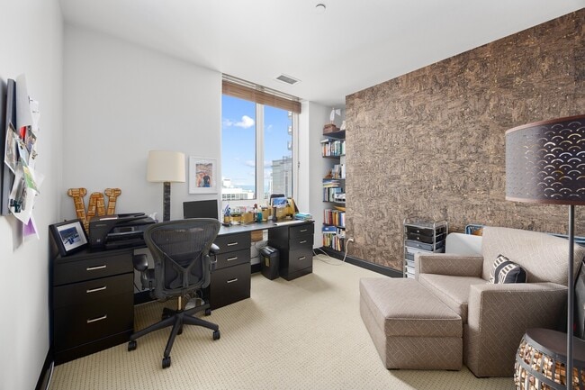 Building Photo - 10 E Delaware Pl