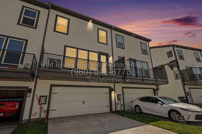 Building Photo - 1812 Alexander Village Main Dr