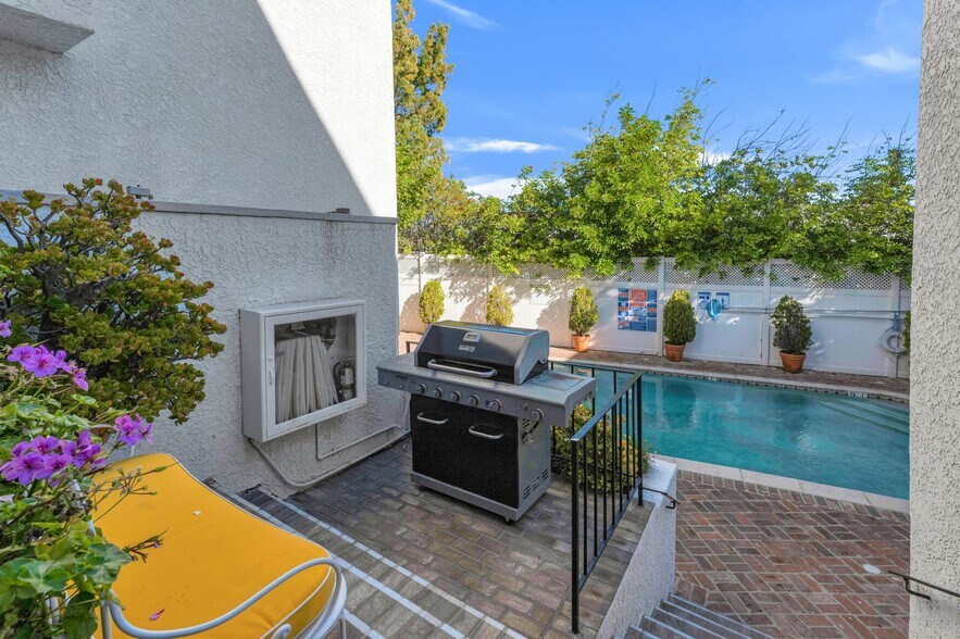 Building Photo - 4950 Louise Ave