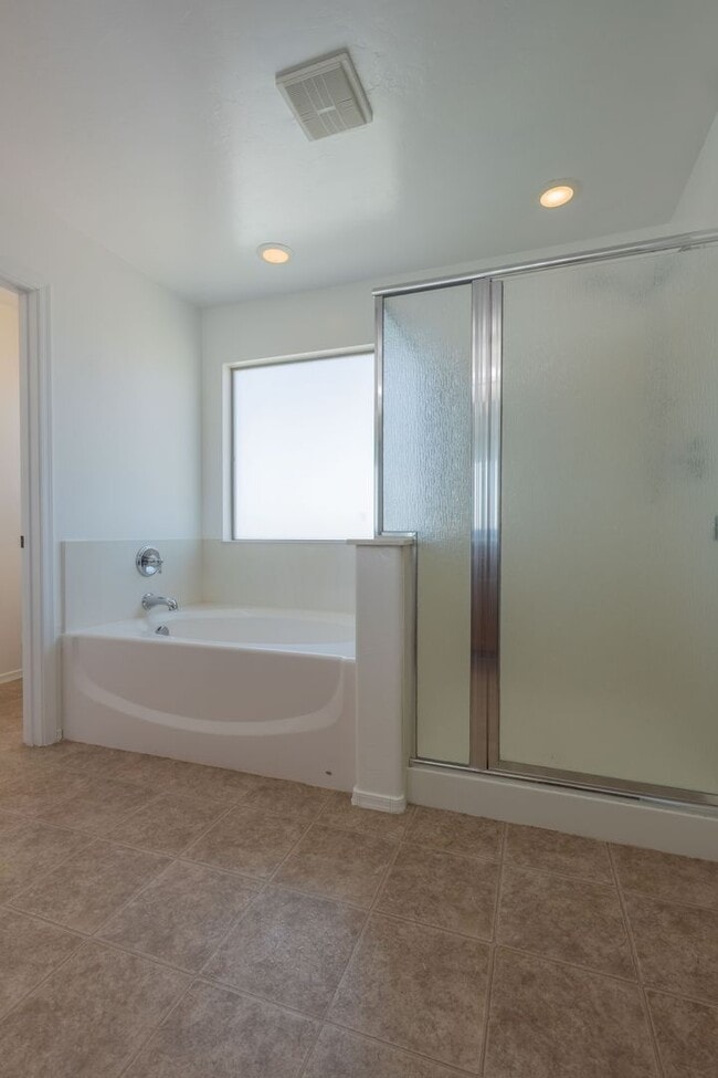 Building Photo - 4 Bedroom 3 Bathroom