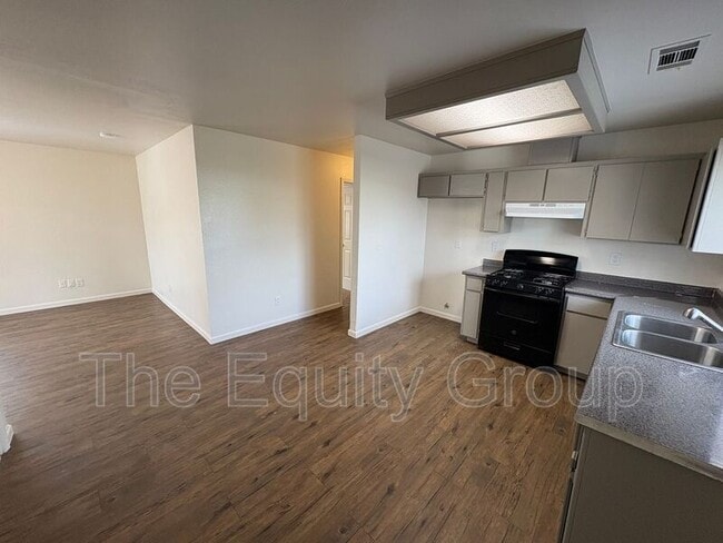 Building Photo - 514 N Summers St