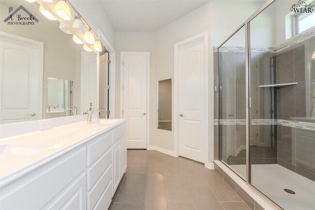Building Photo - 4938 Spring Hill Dr
