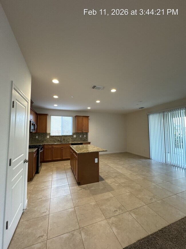 Building Photo - 4 Bedroom home! Rent Ready NW Visalia!