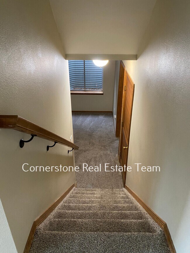 Building Photo - 1345 Coolcrest Dr