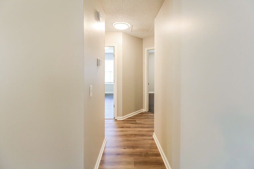 Building Photo - 597 Prosperity Lake Dr