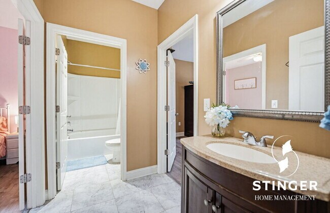 Building Photo - 11 Mint Farm Dr