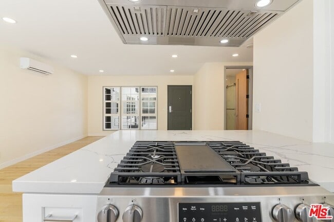 Building Photo - 835 S Sherbourne Dr