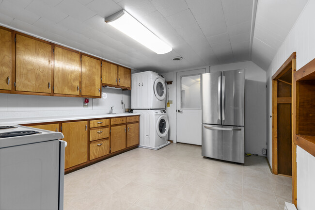 Kitchen: Washer, dryer, refrigerator - 416 W Main St