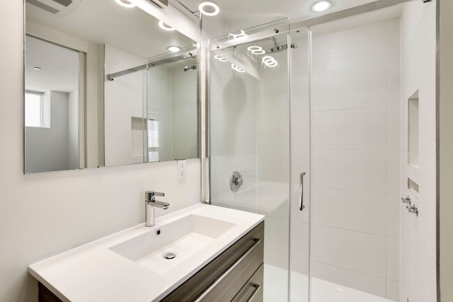 Building Photo - Bright SW Waterfront Condo with Parking Included – Prime DC Location