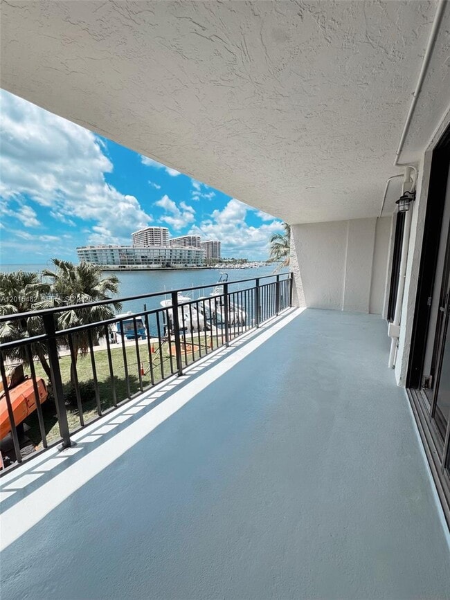 Building Photo - 1632 S Bayshore Ct