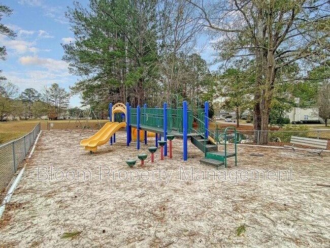 Building Photo - 7770 Park Gate Dr