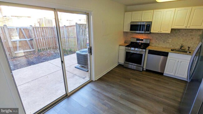 Building Photo - 2206 Gingell Pl