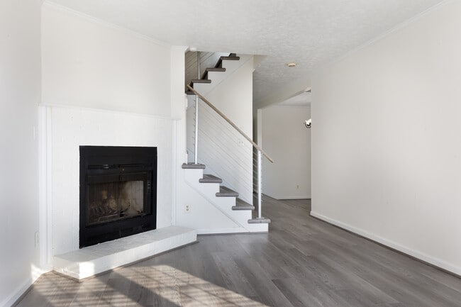 Building Photo - 1228 Woodland Dr