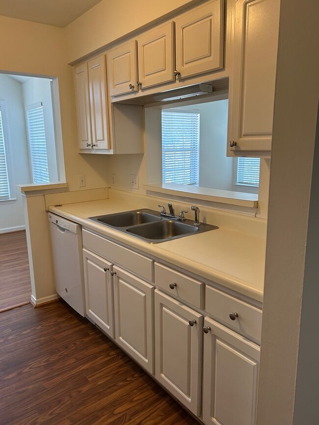 Building Photo - Rare Hoover Creek Condo with One Car Garage