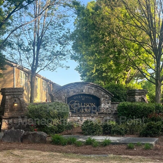 Building Photo - 2031 Lakeshore Overlook Dr