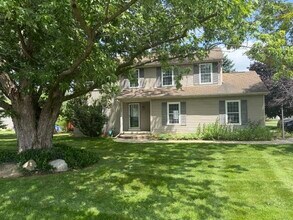 Building Photo - 328 N Pointe Dr