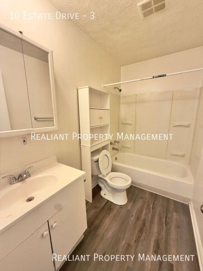 Building Photo - 10 Estate Dr