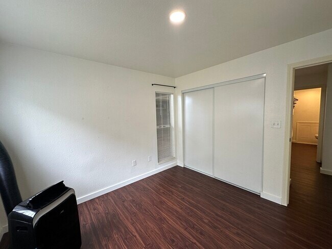 Building Photo - Bright & Breezy 2 bedroom Home in Evergree...