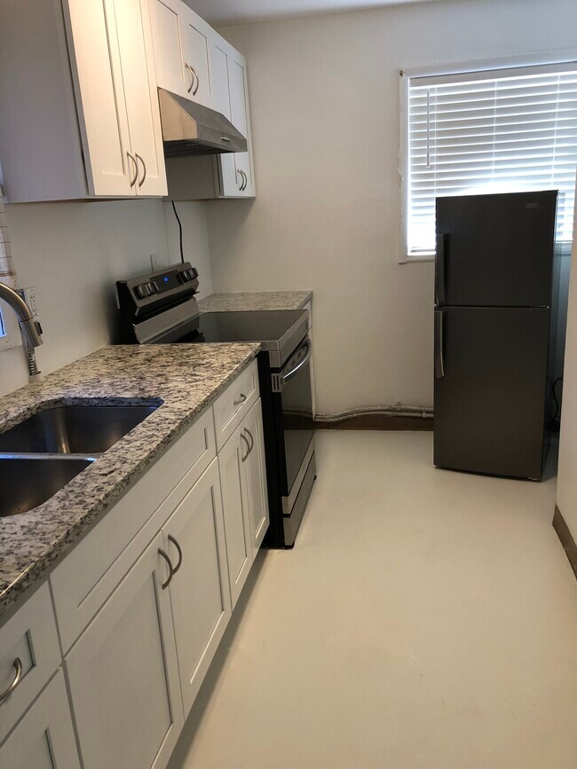 Building Photo - West Lake