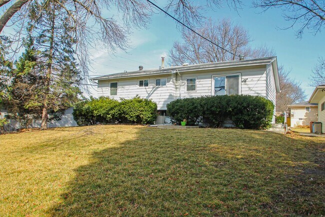 Building Photo - 3 Bedroom / 2.5 Bathroom House Available N...
