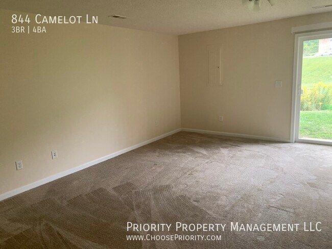 Building Photo - 844 Camelot Ln