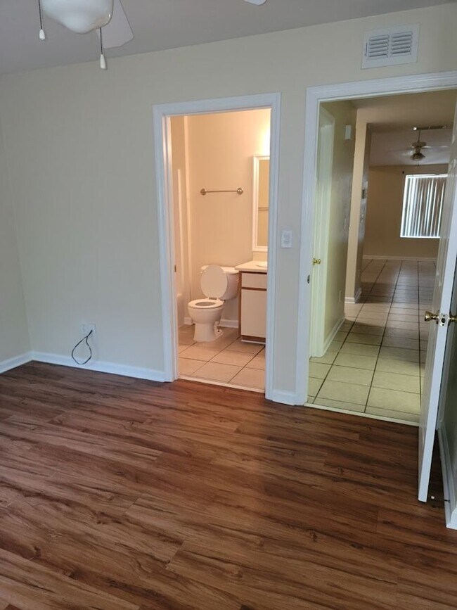 Building Photo - 3 BR/ 2BA Townhome located in