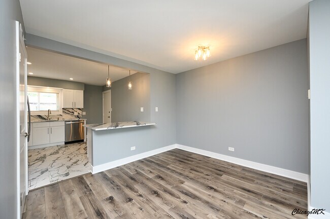 Building Photo - 9381 Bay Colony Dr