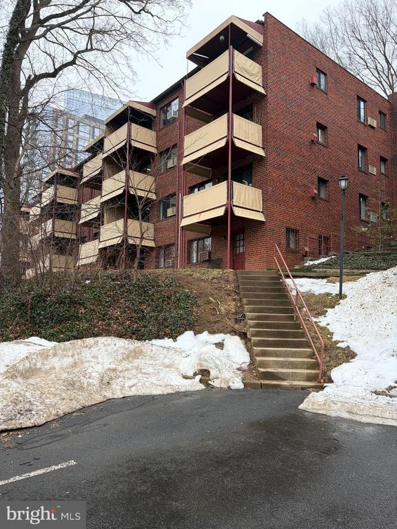 Building Photo - 1575 N Colonial Terrace