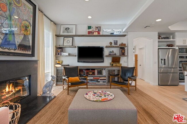 Building Photo - 835 Superba Ave