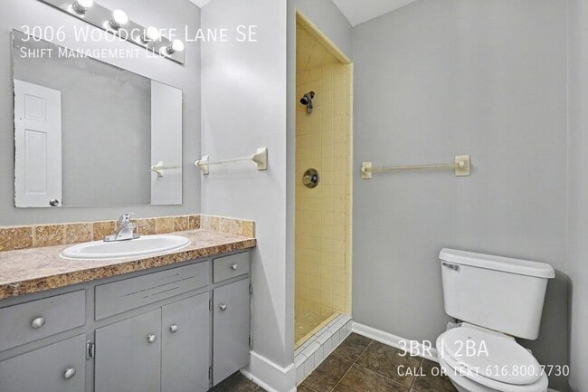 Building Photo - 3006 Woodcliff Ln SE