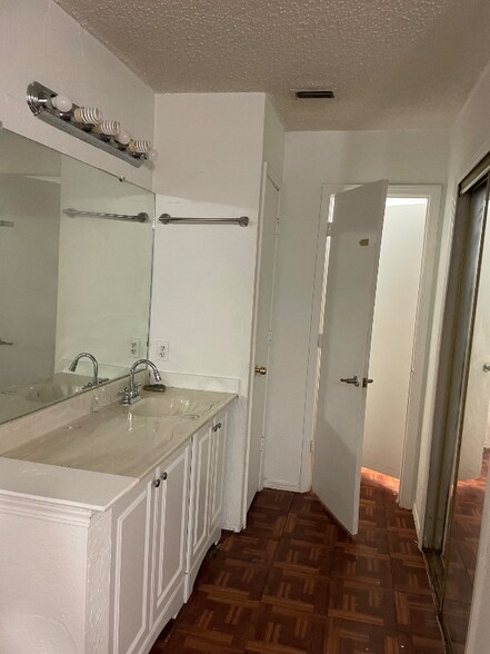 Building Photo - 10636 Wessex Dr
