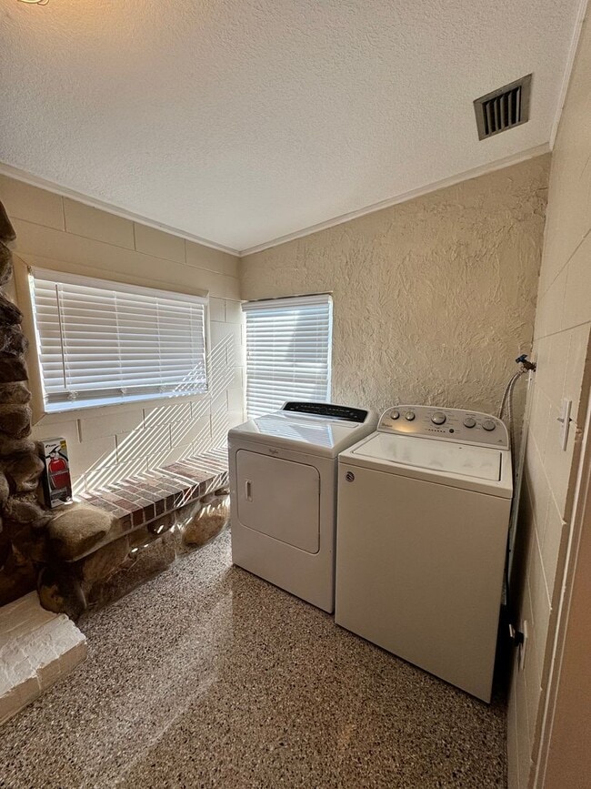 Building Photo - 813 Center Ln