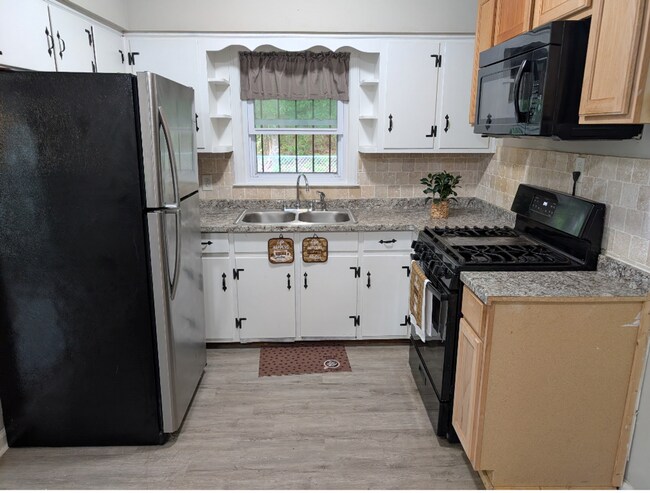 Building Photo - 246 Robert E Lee Dr