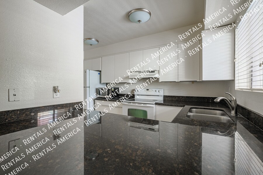 Building Photo - 1014 E Spence Ave