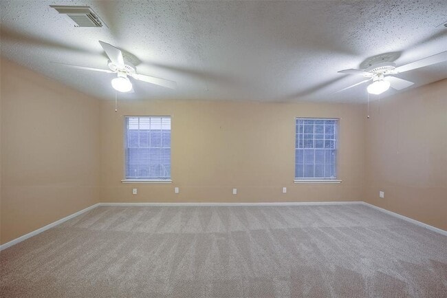 Building Photo - 143 W Village Knoll Cir