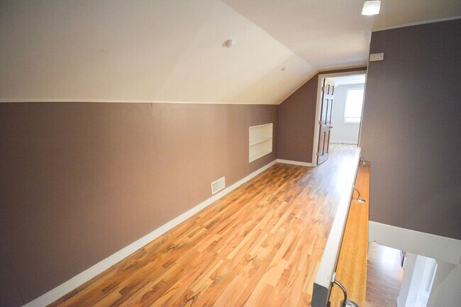 Building Photo - Charming 3-Bedroom Home with Walk-In Close...