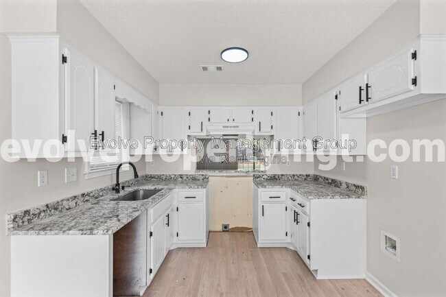 Building Photo - 2295 Belin Dr