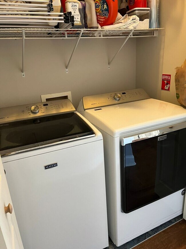 Building Photo - Awesome Urban Lofts Unit Available for Pre...