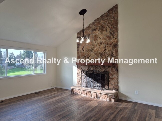 Building Photo - Need Space? This is the Place! Available NOW~Beautifully Updated 4Bed/3Bath Backs to Park Pets OK